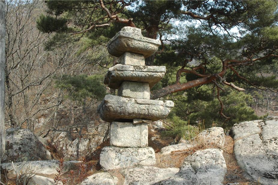 [문화유산자료  595호] 문경 윤필암 삼층이형석탑