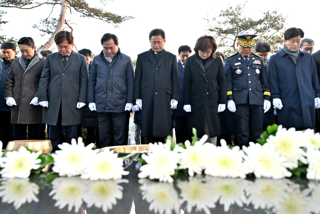 1.2 순직공무원 추모비 참배