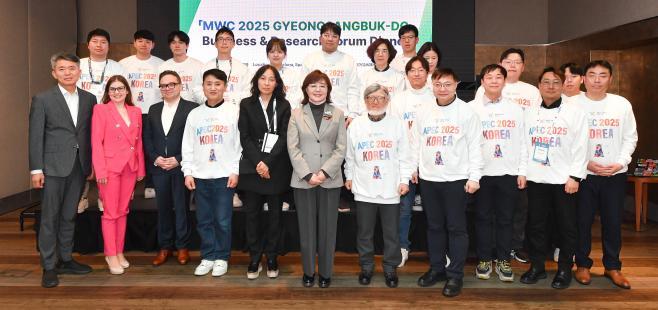 3._MWC_경북기업관_참관1.jpg