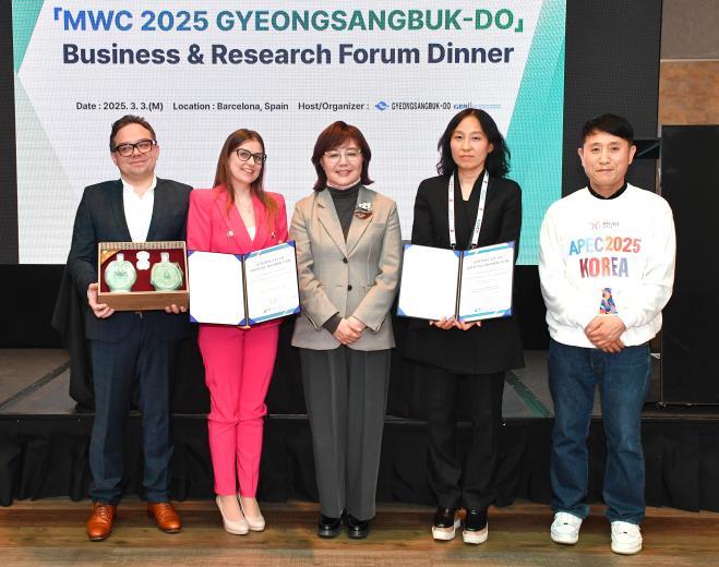 3._MWC_경북기업관_참관1.jpg