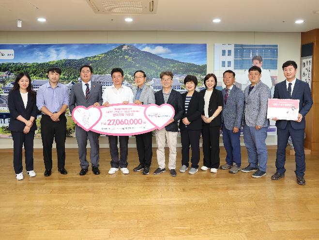 4._(참고사진)사회적기업_기부금_전달_6월21일).jpeg