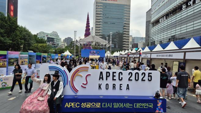 경상북도가 6월 20일부터 22일까지 서울 청계광장에서 개최한 ‘2025 경북 K-투어 페스티벌 in 서울 – 경북 WOW(와) 보이소!’가  5만 명 이상의 서울시민과 국내외 관광객들이 현장을 다녀가는 큰 성공을 거두고 성황리에 막을 내렸다. 
 
이번 행사는 2025년 경주에서 열리는 APEC 정상회의와 ‘경북 방문의 해’를 맞이해 경북의 관광 매력을 널리 알리기 위해 특별히 마련한 이벤트로 관광 콘텐츠 체험 축제와 대도시 로드마케팅을 결합해 개최되었다. 
 
행사는 서울 도심 한복판에서 전통문화와 경북의 K-콘텐츠를 결합한 다채로운 프로그램을 운영해 관람객의 발길을 사로잡는 데 부족함이 없었다. 
 
애초 20일 예정되었던 안동 하회별신굿탈놀이 공연과 양금희 경상북도 경제부지사, 오세훈 서울시장, 김남일 경북문화관광공사 사장 등이 참여하는 개막식은 갑작스러운 기상악화로 열리지 못해 아쉬움을 남기기도 했으나 토요일부터는 날씨가 좋아지면서 많은 방문객이 행사장을 찾았다.  
 
방문객들은 경북의 축제, 관광지, 특산물을 소재로 한 체험 프로그램과 이벤트에 참가해 서울 속에서 경북관광을 즐길 수 있었다.  
 
특히 청송사과축제 대표 콘텐츠인 ‘사과 난타’ 체험에는 긴 줄이 늘어섰고, 안동 264 청포도와인 테이스팅 클래스, 한복 착용, 한글 캘리그라피 체험 등 모두가 즐길 수 있는 참여형 콘텐츠로 관람객의 눈과 마음을 사로잡았다. 
 
경북 시군이 준비한 미식 부스도 관람객들의 큰 호응을 얻었다. 경주 찰보리빵, 영주 사과즙, 문경 오미자청, 봉화 송이빵, 울릉 호박엿, 청도 감말랭이, 의성 흑마늘빵, 울진 도래붉은포(해각포) 등 경북의 다채로운 지역 특산물은 경북관광에 대한 호기심을 자극했다. 
 
경북 통합홍보관에서는 경북의 여름 축제와 다양한 관광지를 소개했고, 2025 APEC 정상회의 공식 엠블렘을 담은 사인물을 설치해 가을에 경북 경주에서 APEC이 개최되는 것을 홍보했다.  
 
광장에서는 포항 스페이스워크, 경주 송대말 등대, 김천 김밥축제, 칠곡 가실성당, 고령 대가야 고분군, 성주 참외축제 등 22개 시군 각각의 대표 관광 콘텐츠를 담은 포토존을 설치해 방문객이 인증샷을 남기도록 했다. 
 
또 ‘트래블 마켓’에서는 경북전담여행사들이 경북 여행상품을 현장에서 소개하고 판매하며 실질적인 관광 유치 성과도 기대하게 했다. 
 
양금희 경상북도 경제부지사는 “이번 K-투어 페스티벌은 경북이 가진 전통과 콘텐츠의 힘을 수도권 시민들에게 직접 체감시킨 뜻깊은 자리였다”며 “2025 APEC과 ‘경북 방문의 해’를 기점으로 경북이 대한민국 관광의 중심지로 우뚝 설 수 있도록 지속적으로 노력하겠다”고 밝혔다. 
 
한편, 행사기간에 진행된 SNS 이벤트, 경북 퀴즈쇼, 특산품 경매 등 참여형 이벤트에서는 도내 호텔 숙박권, 특산품 등이 경품으로 제공되며 많은 참여를 이끌어내는 등 ‘보고, 체험하고, 즐기는’ 3박자가 어우러진 성공적인 축제로 마무리됐다. 
 
